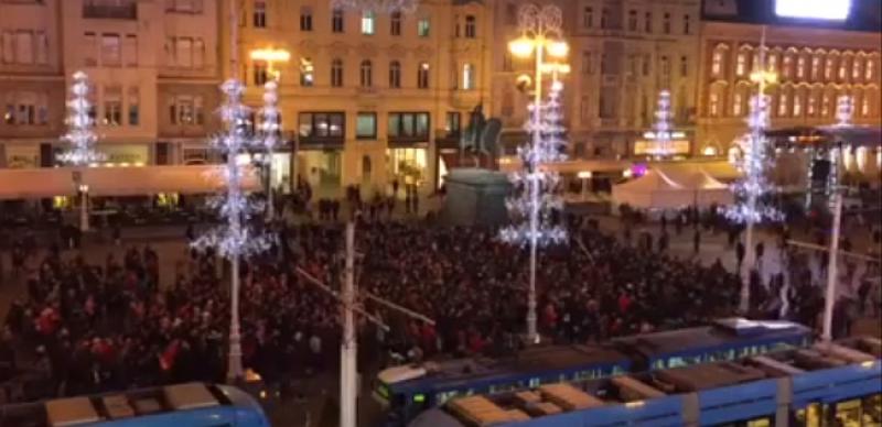 (VIDEO) IMPRESIVNO: pogledajte kako su navijači Bayerna 'probudili' Trg bana Jelačića