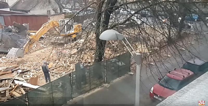 (VIDEO) Nespretni radnici u Zagrebu rušili drvo i srušili ga na automobile!