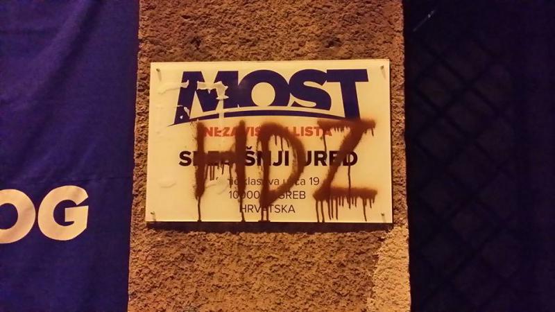 (FOTO) GRAĐANI OSTAVILI PORUKU: na središnjici Mosta osvanuo grafit 'HDZ'