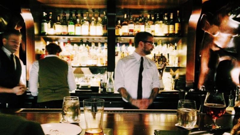 Ulaze Mujo, medo i plavuša u kafić...