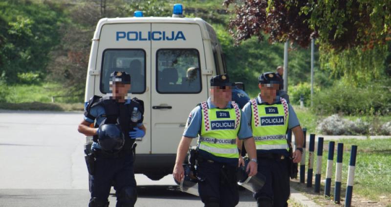 Osječki policajac srušio ženicu na pod i svezao je lisičinama jer je prošla kroz crveno?