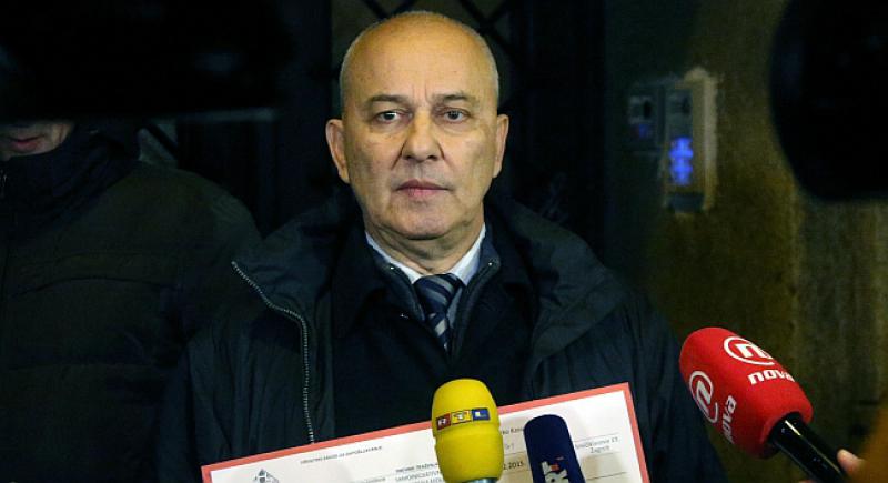 Uljez na pregovorima: sjeo za stol s Milanovićem, Petrovom i Karamarkom, čitao dokumente...