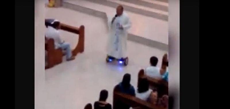 (VIDEO) Svećenik suspendiran nakon što je održao misu na dosad neviđen način