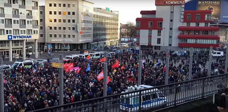 (VIDEO) SUKOBI U KÖLNU: Policija vodenim topovima rastjerala prosvjednike