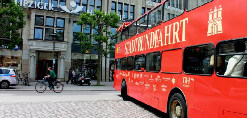 NOVI INCIDENT: Deseci muškaraca u Hamburgu ušli u autobus i pipkali djevojku