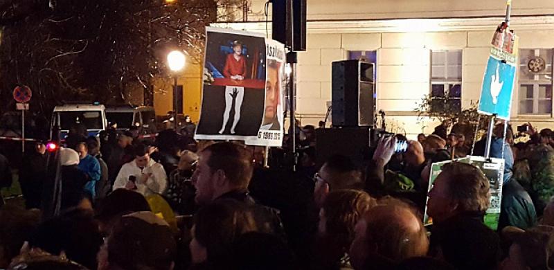 (FOTO) Ovaj transparent pokazuje što mnogi danas misle o Angeli Merkel