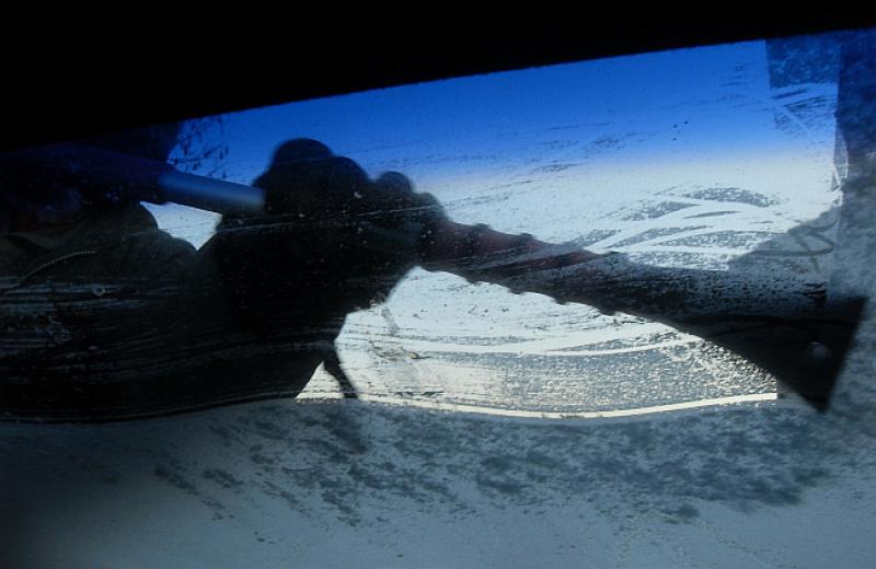 (VIDEO) Meteorolog otkriva jednostavan način za odmrzavanje prozora automobila (a nije ocat)