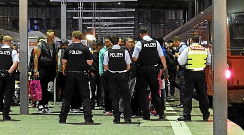 NAPAO IH NOŽEM: Azilant teško ozlijedio dvije osobe, svjedoci 'ne govore engleski'