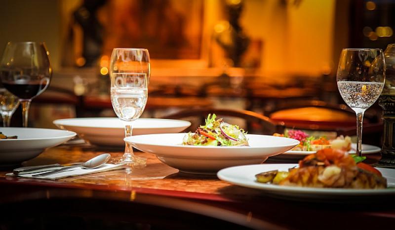 Sjeo Mujo u skupi talijanski restoran...