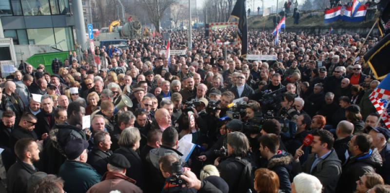 (FOTO) TISUĆE LJUDI NA PROSVJEDU: '1991. za slobodnu Hrvatsku, 2016. za pravo na slobodu govora'