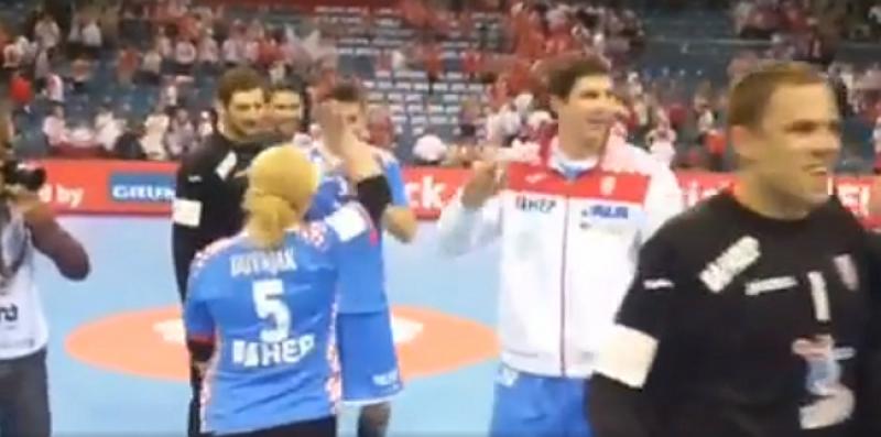 (VIDEO) Grabar-Kitarović je nakon čudesne pobjede došla među rukometaše i svima dala 'high five'