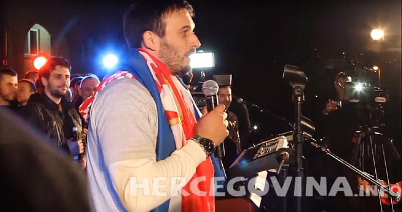 (VIDEO) TIHO, TIHO TEČE NERETVA: Tisuće ljudi dočekale brončanog Karačića u Mostaru