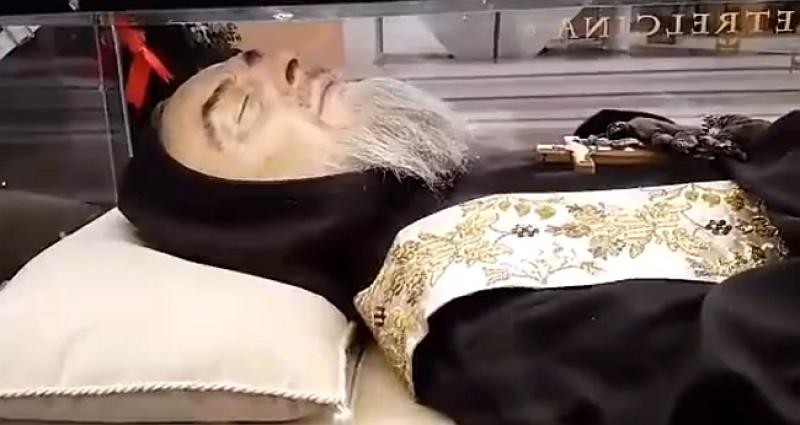 (VIDEO) 48 GODINA NAKON SMRTI: Životno tijelo Padre Pia izloženo u Vatikanu