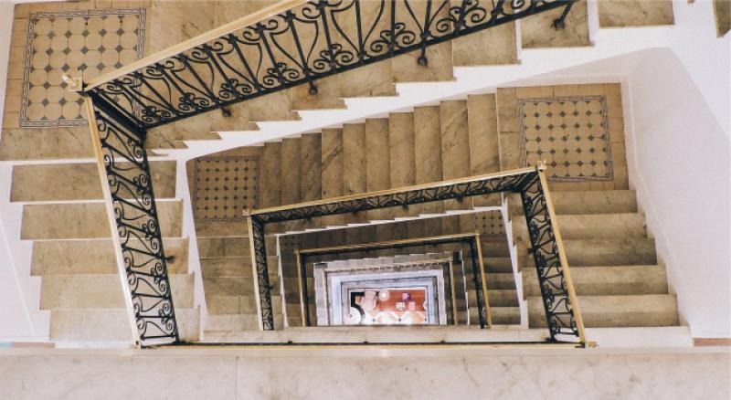 Nosili Mujo i Haso trosjed na deveti kat...