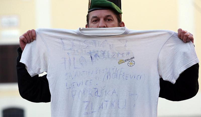 (FOTO VIJEST) Na Markovom trgu dao podršku ministru Hasanbegoviću