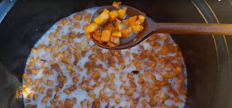 (VIDEO) ZA PRSTE POLIZATI: Evo kako se rade čvarci (ukratko)