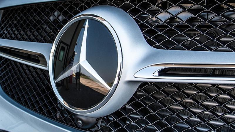 Vraća se Mujo iz Njemačke s novim Mercedesom...