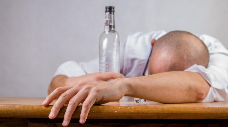 Dolazi Mujo u sitne sate kući pijan k'o letva...