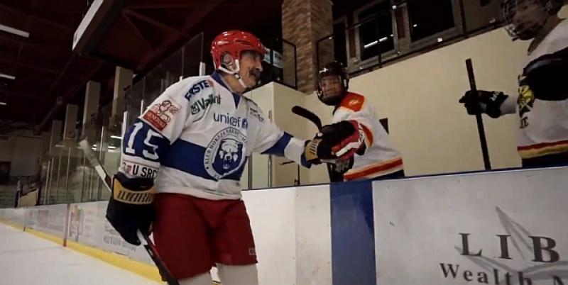 (VIDEO) MA KAKVA MIROVINA: Američki Hrvat igra hokej u 95. godini