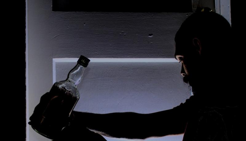 Vraća se Mujo iz izlaska i šulja se mrtav pijan po kući...