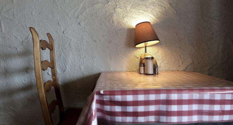 Jedu Mujo i Fata u restoranu i ona se zafleka...