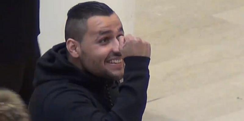 (VIDEO) MUŠKI DODIR: Komičar u prolazu dodirivao strance i namigivao im, evo kakve su reakcije