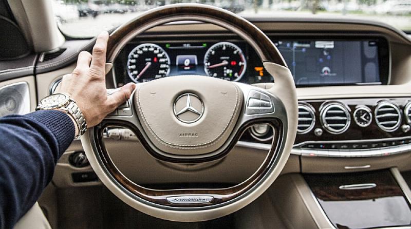 Vraća se Mujo iz Njemačke u najnovijem modelu Mercedesa, sa zlatnim felgama...