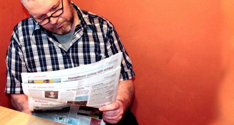 Čita Mujo članak o lijepoj glumici koja se udala za glupavog nogometaša...