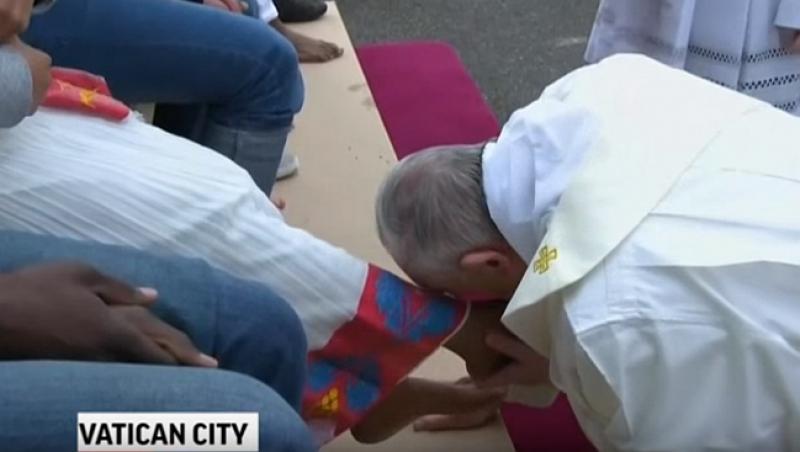 (VIDEO) Pogledajte kako je Papa Franjo prao i ljubio noge muslimanima, hindusima i kršćanima