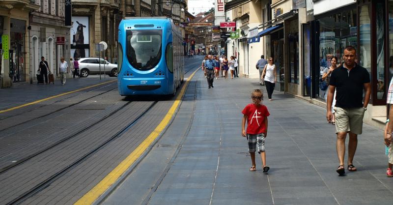 Došla dva Zagorca u Zagreb i čekaju tramvaj...