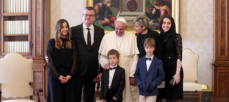 OBITELJ OREŠKOVIĆ S PAPOM Franjo primio premijera, njegovu suprugu i četvero djece