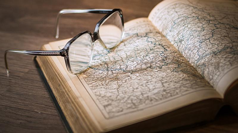 Ulazi strogi profesor povijesti u razred...