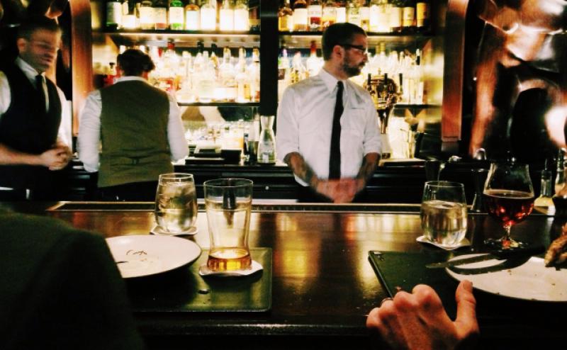 Kasno u noć u hrvatskom kafiću u dijaspori dvojica mrtvo pijanih gostiju počnu pričati...