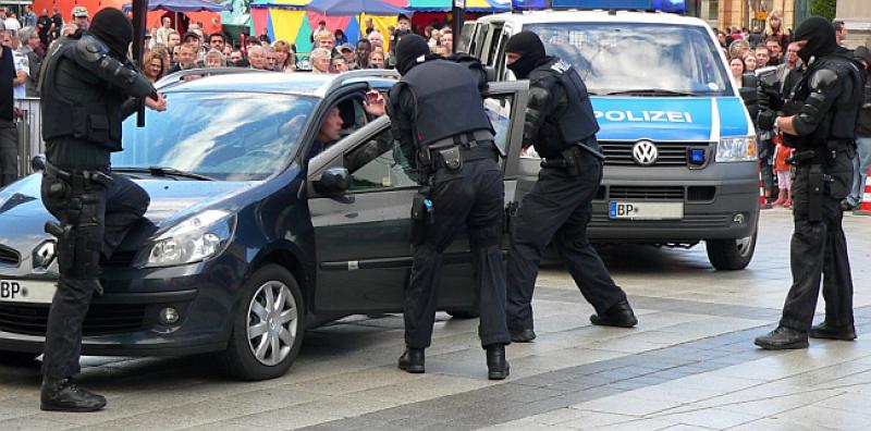 NJEMAČKI SPECIJALCI U VELIKOJ AKCIJI Uhićeno petero ljudi osumnjičenih za terorizam