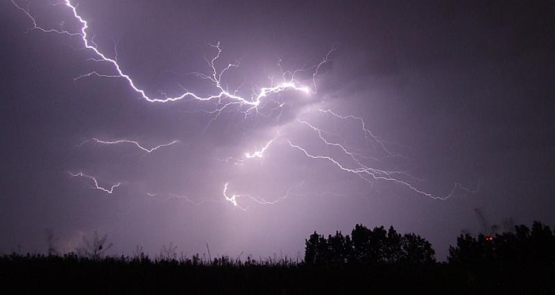 Fata i Mujo se bude usred olujne noći...