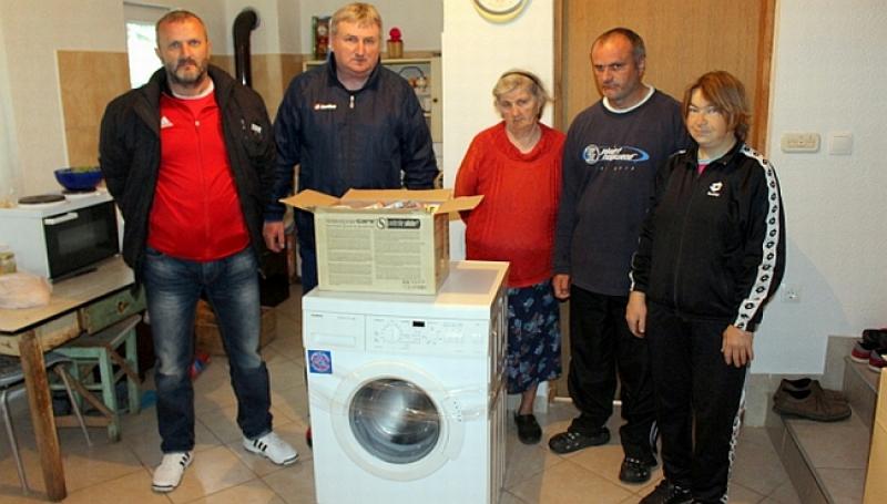 PRALI RUBLJE NA RUKE Siromašna hrvatska obitelj dobila perilicu od iseljenika iz Frankfurta