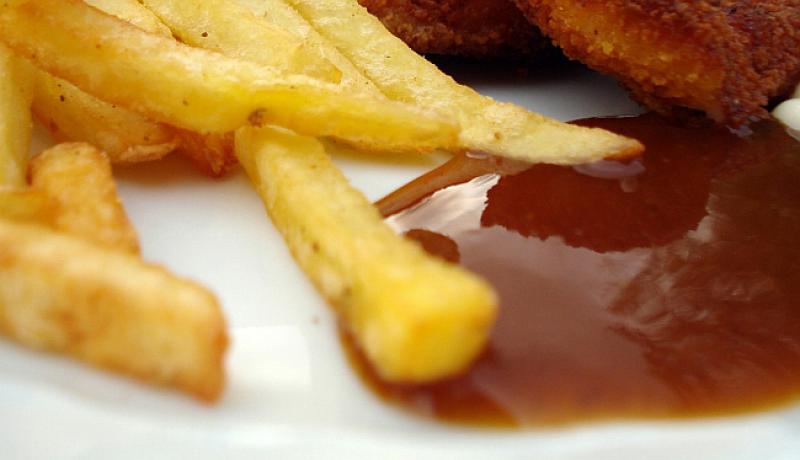 ISTINA U STIHOVIMA 'Bratwurst bez bibera, pomfrit nesoljeni, kečap sa šećerom, Nijemci zadivljeni'