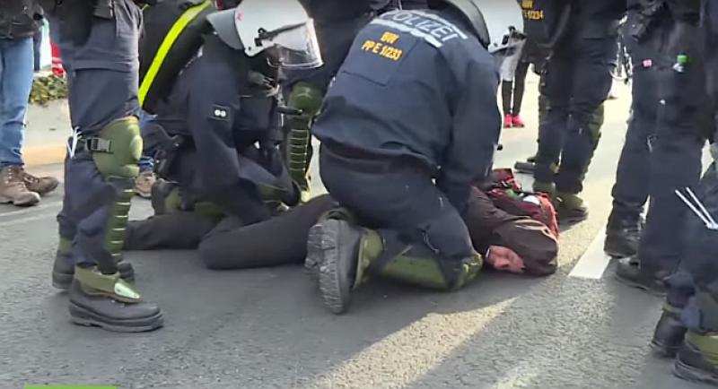 (VIDEO) KAOS U STUTTGARTU Privedeno 400 prosvjednika, pokušali napasti AfD-ovu konvenciju