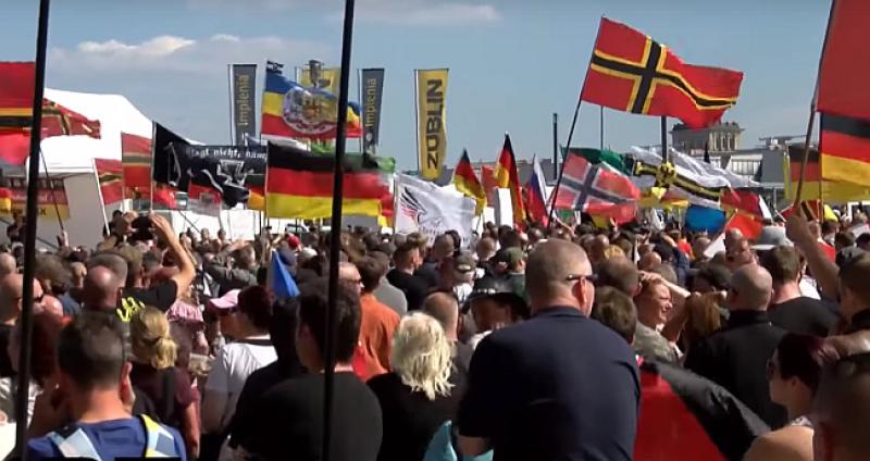 DESNICA PORUČILA 'MERKEL MORA OTIĆI' Ljevica održala protuprosvjede 'Berlin bez nacista'