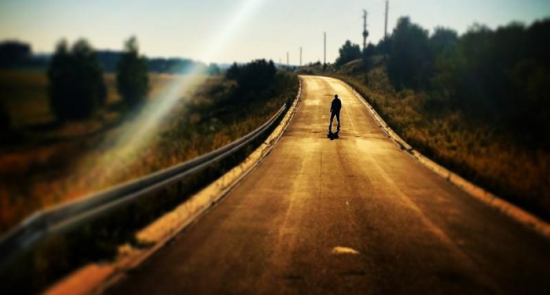 Župnik i zvonar stoje uz seosku cestu i zabijaju u zemlju tablu s natpisom...