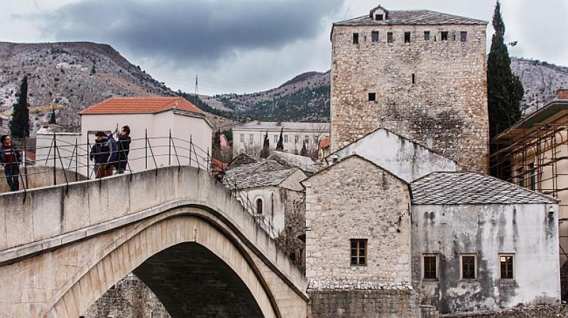 LJILJANI IZNAD MOSTARA Nakon velikog hrvatskog grba postavljena velika zastava