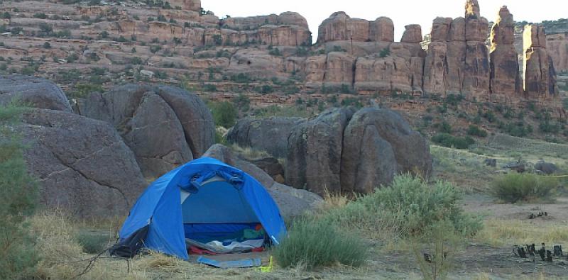 Sherlock Holmes i Dr. Watson su odlučili provesti ljetni godišnji odmor kampirajući...