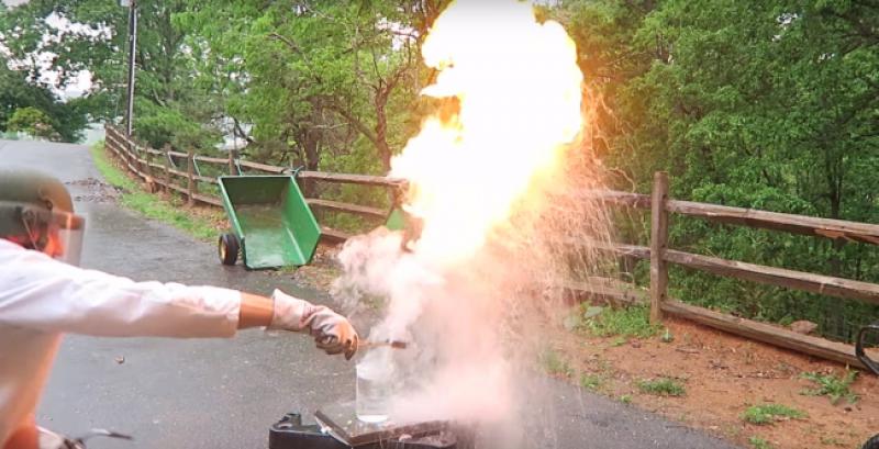 (VIDEO) NE POKUŠAVAJTE KOD KUĆE Evo što se dogodi kad kipući vosak stavite u vodu