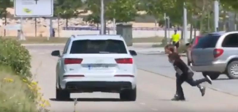 (VIDEO) 'SJAJNO' ODGOJENI Dvojica dječaka pljunula na Luku Modrića