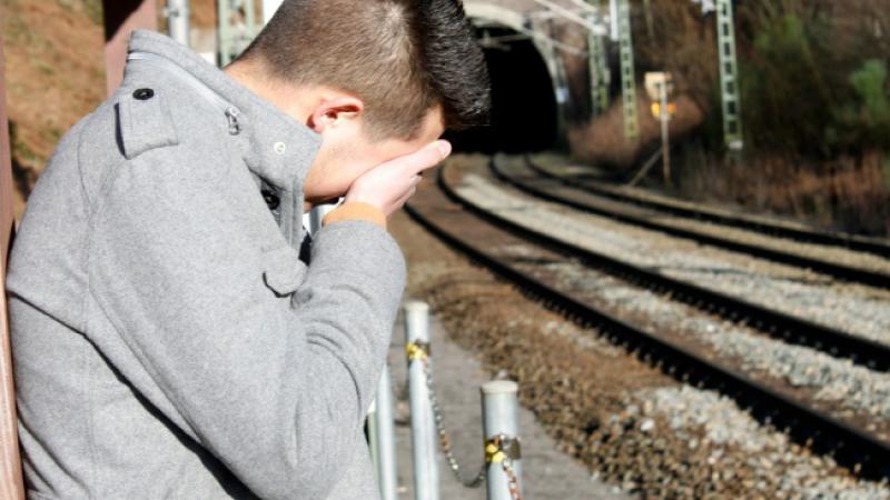 Ivica stoji kraj kioska i plače, a vidi ga policajac...