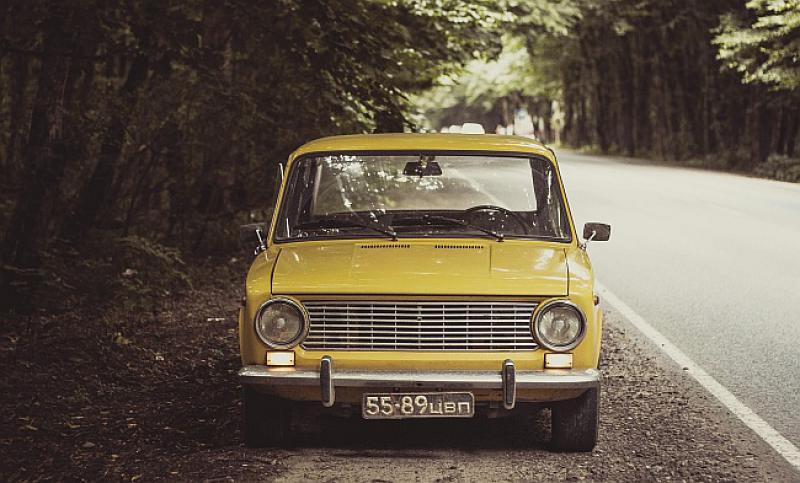 Oženio se Mujo Fatom i krenu oni automobilom na bračno putovanje...