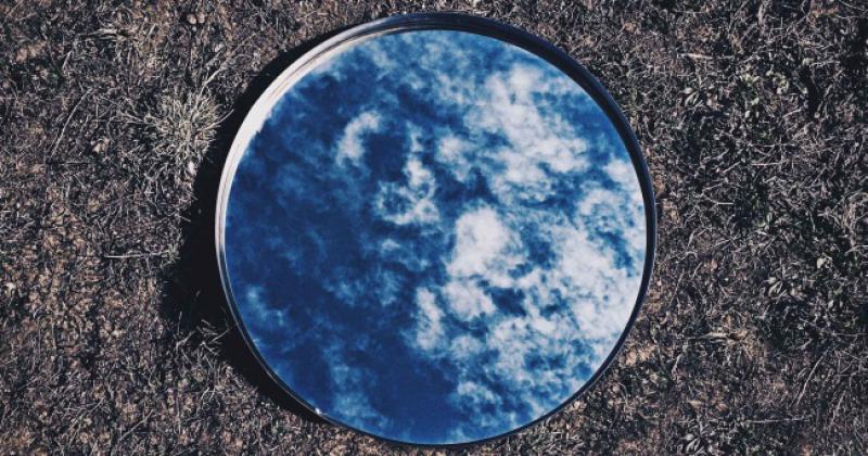 Hodaju Mujo i Haso ulicom i nađu ogledalo...