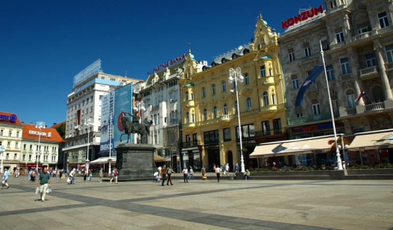 Dođe bogati i arogantni Amerikanac u Zagreb i sjedne u taksi da malo pogleda grad...