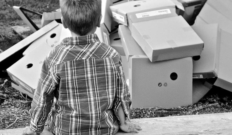 Ivica sjedi pred svojom kućom i plače. Prolazi neka gospođa...