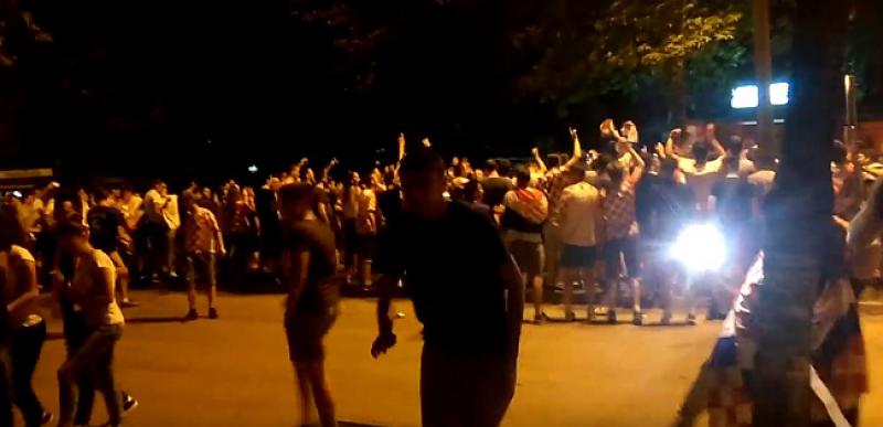 (VIDEO) LUDNICA U MOSTARU ‘Zovi samo zovi, svi će sokolovi…’